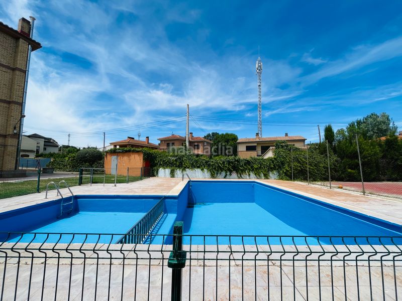 Foto f10fb2f5-9692-4fe7-9998-3a468b495618. Pis amb calefacció aparcament piscina a Cadrete