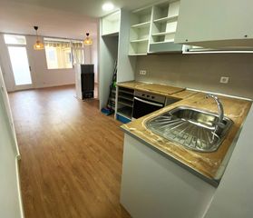 Location Appartement  Avinguda de martí pujol. El piso ofrece dos terrazas, una de ellas es privativa y está en
