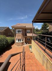 Xalet  Calle monte alto. Chalet con piscina y ascensor en urbanizaci�n el monte, los pe�a