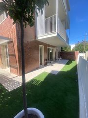 Pis a Carrer d'álvarez 25. Bajo duplex con amplio jardín