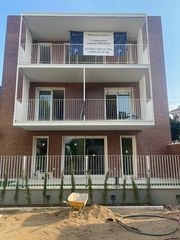 Pis a Carrer d'�lvarez 25. Bajo duplex con amplio jard�n. Obra nova