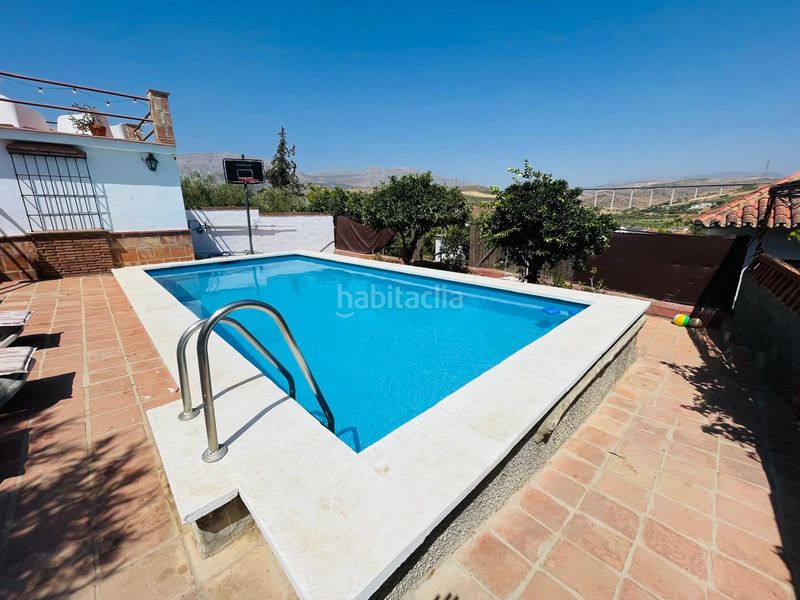 Foto f58a9356-98bf-45f4-a586-b9df086f289e. Masia amb xemeneia aparcament piscina a Álora
