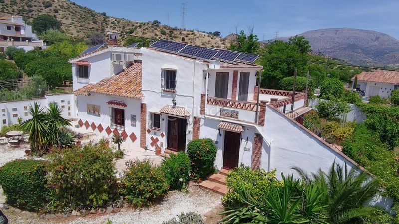 Foto fe689b2a-9950-4692-92c1-f6fc41bed849. Masia amb xemeneia calefacció aparcament piscina a Álora