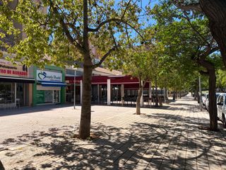 Miete Geschäftsraum in Avinguda de les nacions 24. Local/oficina bajo con terraza, para actividad profesional o com