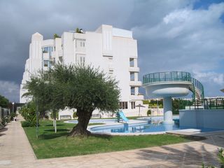 Piso en Avenida pintor fernando soria 14. Vistas al golf apartamento primero/bajo con amplia terraza.