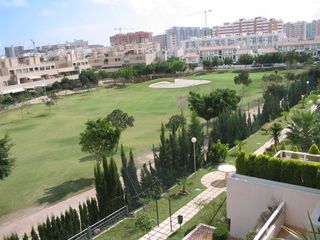 Piso en Avenida pintor fernando soria 14. Vistas al golf apartamento primero/bajo con amplia terraza.