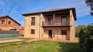 Chalet in Alisal - San Román. Chalet con piscina, gran parcela y excelente ubicación junto a l