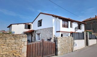 Chalet in Suances. Chalet reformado con jardín privado cerrado, gran potencial y a