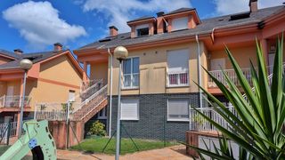 Location Duplex à Barrio barrio cagiga 1 a. Dúplex en urbanización privada con piscina, puente arce
