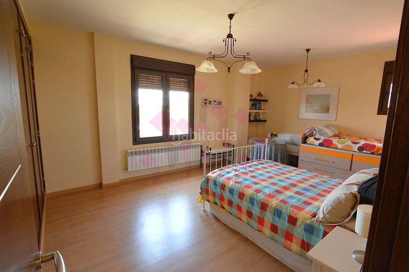 Foto 1214f627-d5c8-4dbc-94b5-e2004d41475b. Chalet dans calle ucrania 7 dans Ciudad Jardín Ciudad Real