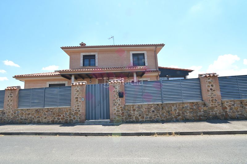 Foto 5b0fe36c-d6c3-4e6d-9352-e0bfbed151d4. Chalet dans calle ucrania 7 dans Ciudad Jardín Ciudad Real
