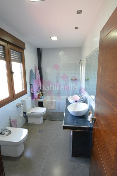 Foto 77d8910b-676a-4927-8b80-5268cc122b08. Chalet dans calle ucrania 7 dans Ciudad Jardín Ciudad Real