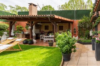 Casa adossada a Najeril 22-26. Adosado en villamediana de iregua con terraza, jardín, ático y p