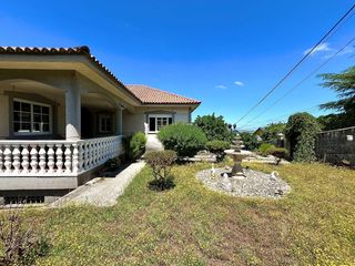 Casa a Cambre. Casa independiente con jardín, amplia parcela y múltiples posibi