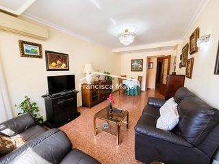 Pis  Del mestre valls. 3 dormitorios y 2 baños, ascensor y balcón, junto avenida del pu