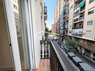 Alquiler Piso  Carrera de la fonteta de sant lluís. Se alquila vivienda a un paso de ruzafa