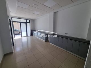 Lloguer Local Comercial  De francesc baldomar. Bajo de 123 m2 con patio interior