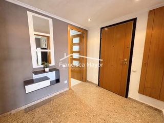 Pis  Calle de la serradora. Vive en residencial exclusivo con piscina y garaje