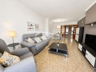 Piso  Calle de la serradora. Vive en residencial exclusivo con piscina y garaje