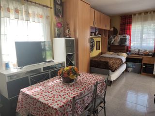 Local Comercial  Plaça fèlix rodríguez de la fuente. Se vende local acondicionado como estudio, amueblado y equipado