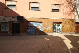 Lloguer Local Comercial a Centrevila. Local comercial en pl. miro de montgros a 100 m de pl dela vila.