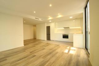 Rent Flat in La Geltrú-Sant Jordi. Piso esquinero con parking de 2 hab. a 400 m de la estación y pl