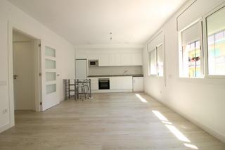 Flat  Carrer fleming. Piso esquinero en francesc macià, a 2 min. del mercado municipal