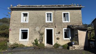 Casa in Ortigueira. Casa de piedra con finca ajardinada de 1.332 m², garaje y constr