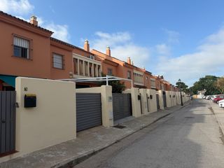 Lloguer Casa adossada a Calle antonio caraballo garcía 21. Alquiler unifamiliar