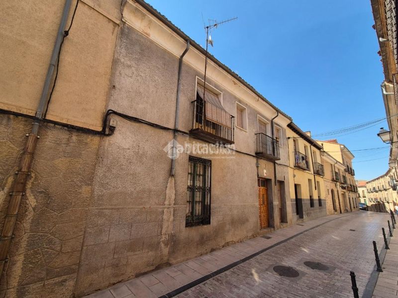 Foto 5a6f3db2-b233-4189-9cbf-4f7626a9d721. Casa aparellada a Sigüenza