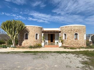 Chalet in Cala Vedella-Cala Tarida. Exclusiva villa en cala bassa con vistas al mar y viñedos  oport