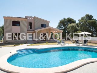 Casa pareada en Montornés-Las Palmas-El Refugio. Estupenda villa con piscina en benicàssim