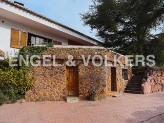 Haus in Monteamor-La Carrasca-El Peucal. Casa de estilo mediterráneo en náquera