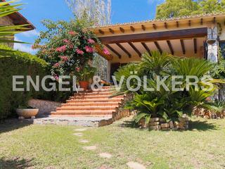 Maison à Las Atalayas-Urmi-Cerro Mar. Distinguida villa con piscina, pista de tenis y jardín en la exc