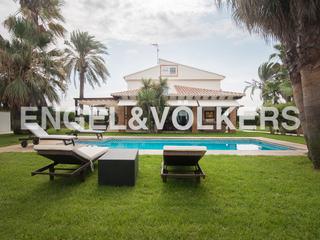 Mas à Corinto-Almardà. Impresionante villa en primera línea de mar