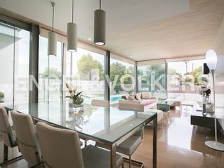 Casa  Cáceres. Casa minimalista próxima a la eliana