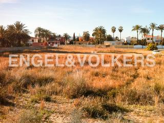 Terreny residencial a Corinto-Almardà. Parcela junto al mar en playa de almarda