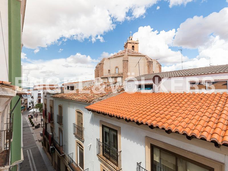 Foto 41518c9b-4e86-4fc2-aea7-8eac2c28dc42. Casa adosada edificio en Utiel