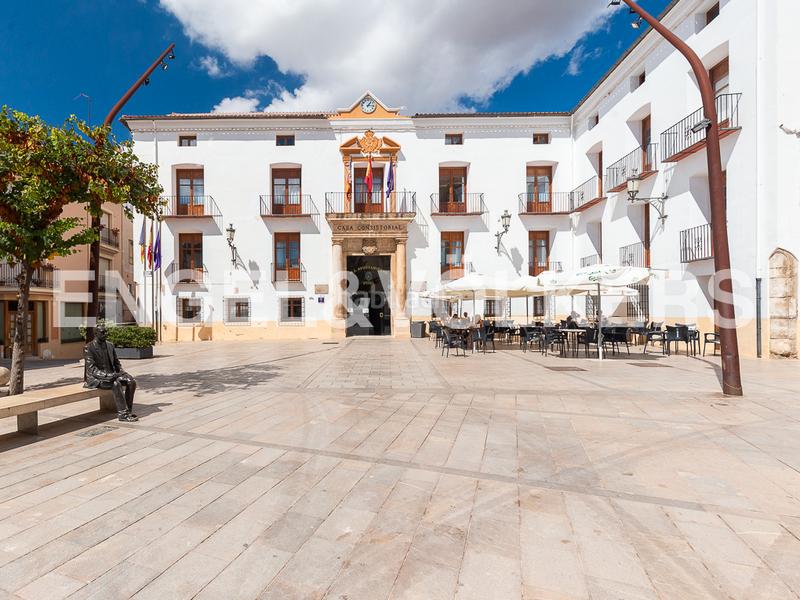 Foto a2cdb64e-19c2-4862-80ac-957a90f2a8ec. Casa adosada edificio en Utiel