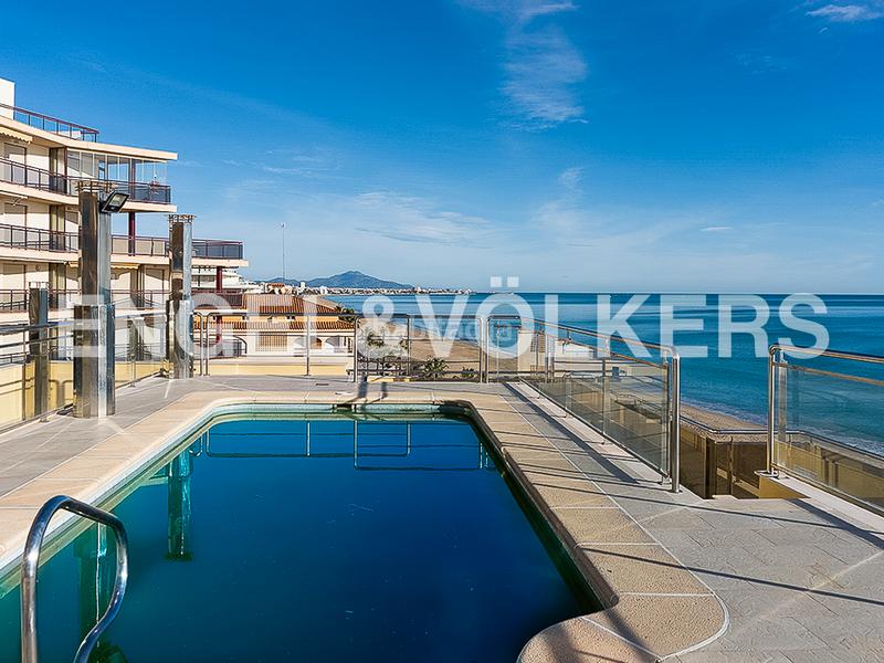 Foto 2ed1bbe2-8cf0-4f38-9743-c07fa9054162. Apartamento  con magnificas vistas en primera línea en Peñíscola