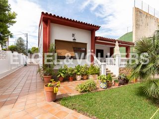 Chalet en Pueblo. Villa zona torreón/escuela de vela