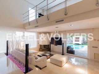 Casa  Camí costera. Extraordinaria vivienda con placas solares