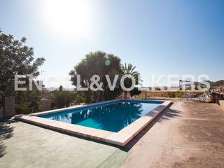 Casa en Urbanizaciones. Exclusivo chalet con piscina en urbanizacin en llria