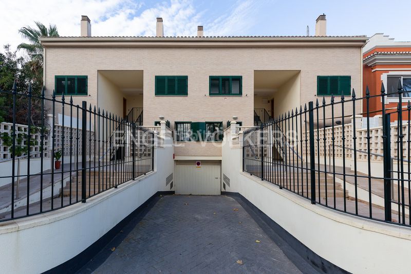 Foto 05df79ba-a5ce-47a9-a642-6458f67113c2. Casa adossada amb calefacció aparcament a Malva Rosa Valencia