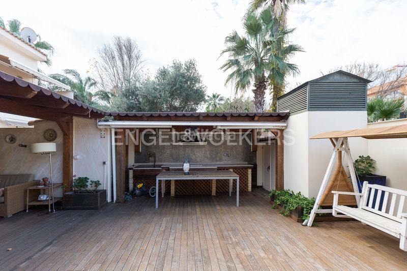 Foto 0e38a917-c8d4-4e46-ad67-baee29fdfc9e. Casa adossada amb calefacció aparcament a Malva Rosa Valencia