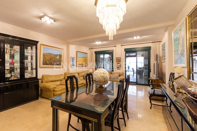 Foto a8bf2237-51e2-46a5-a492-bc996b49fd34. Casa adossada amb calefacció aparcament a Malva Rosa Valencia