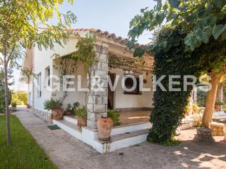 Haus in El Grao. Villa con piscina y gran terreno en el grao