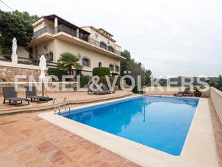 Casa  Av. castillo de sagunto. Magnífico chalet con piscina interior