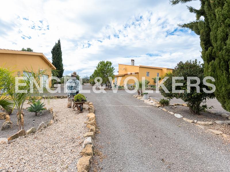 Foto a239d5e6-9418-47b1-ac6a-54499365e99b. Casa chalet moderno con gran terreno en calig en Cálig