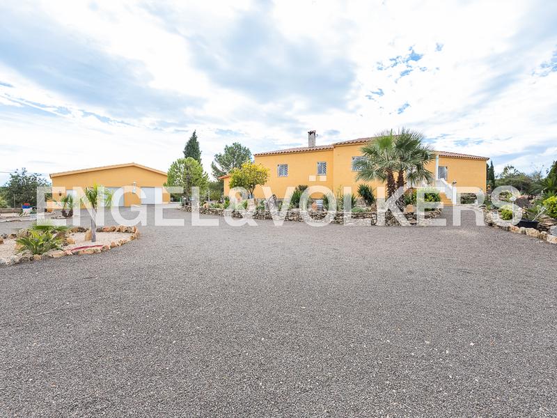Foto c843d448-c5c1-4d4c-a062-2a231620c07f. Casa chalet moderno con gran terreno en calig en Cálig
